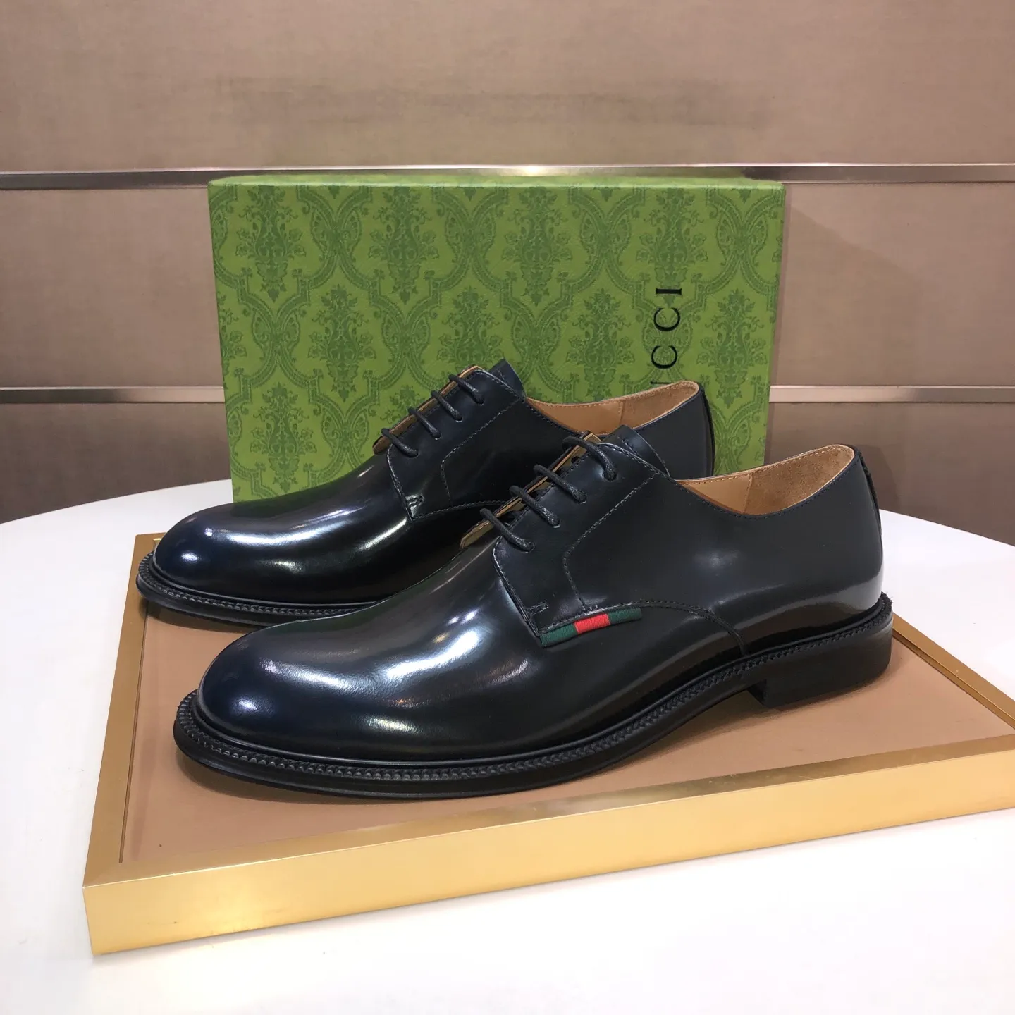 Factory batch 500💰Italy’s top luxury men’s shoe giant (GUCCI) (Gucci) (full cowhide lining) new arrival🍃Original European style🔰 Pleasant to the eye😍In order to make the shoes more durable and non-deformable🌀The production continues to follow traditional methods but there is still no lack of innovation💪The original sheepskin is selected for the leather♻️Smooth, natural and extra bright⭐Made of imported cowhide The rich man’s first choice 38-45 (45 customized)